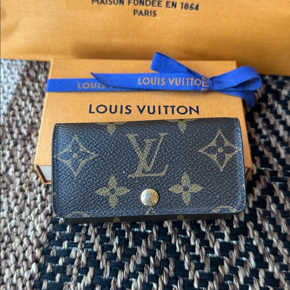 100% authentic Louis Vuitton key ring holder